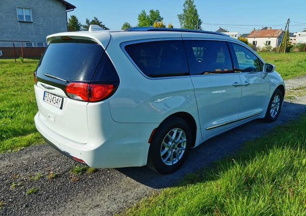 Chrysler Pacifica cena 98500 przebieg: 196900, rok produkcji 2017 z Rzeszów małe 781